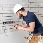 Instalador electricista desempeñando su trabajo después de conseguir el carnet