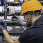 Profesional electricista durante el desempeño profesional