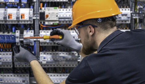 Profesional electricista durante el desempeño profesional